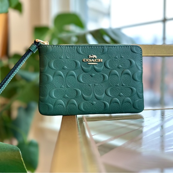 NWT Coach Embossed Matte Textured Forest Green Corner Zip Wristlet Signature C’s - Picture 5 of 11